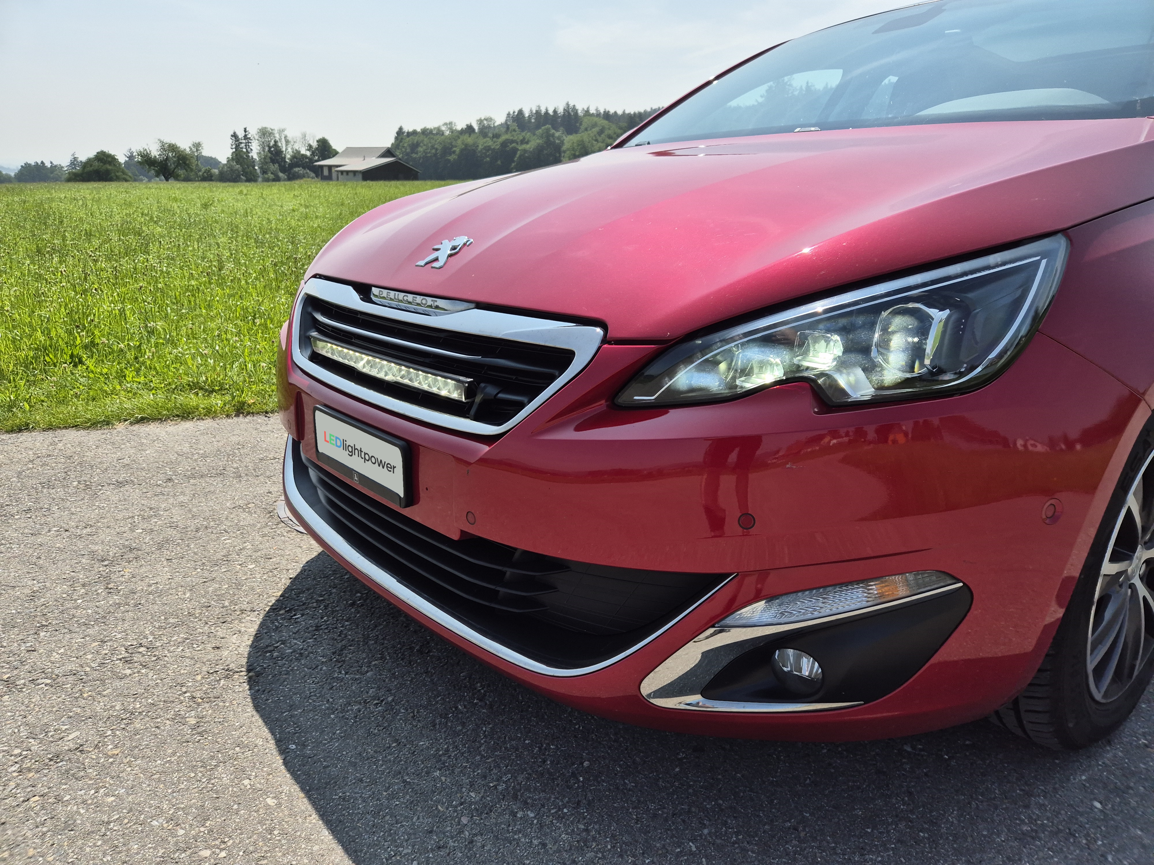 Peugeot 308 mit LAZER Glide im Kühlergrill